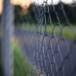 Un gros plan d'une clôture à mailles losangées